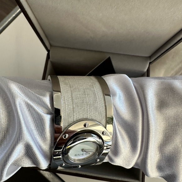 Gucci Women's YA112419 Twirl Two-Tone Stainless steel and Fabric Watch - Picture 13 of 15